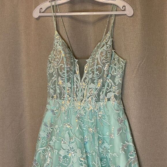 Ellie Wilde Mon Cheri Prom Dress. Size 6. Sea foam Green w/opalescent sequins. - Picture 5 of 14
